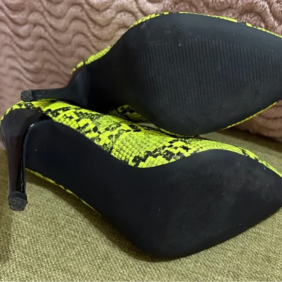 Shoe Dazzle Yellow Green Snake Print Sky High Heels Pumps - Picture 7 of 8